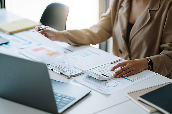 포토 JPG 해외이미지 여자 비즈니스 실내 한명 들기 상반신 성인 옆모습 노트북 계산기 업무 문서 성인여자한명만 해외포토 1 뷰포인트 모션 문구용품 사람 내부 전자제품 장비 작업 여자한명만 성인여자만 파일형식 이미지허브