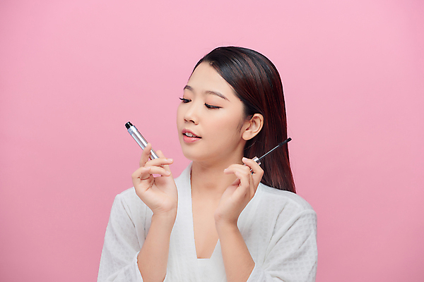 포토 JPG 해외이미지 응시 여자 분홍색 실내 한명 들기 동양인 상반신 성인 앞모습 화장 뷰티 마스카라 성인여자한명만 해외포토 1 시선 뷰포인트 컬러 모션 사람 인종 내부 화장품 여자한명만 성인여자만 파일형식 이미지허브