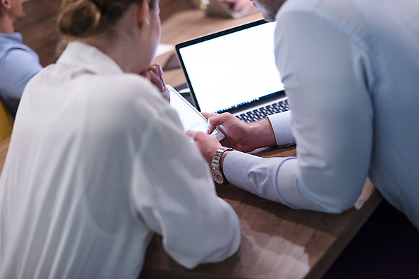 포토 JPG 해외이미지 여자 남자 비즈니스 탁자 실내 들기 성인 옆모습 뒷모습 아웃포커스 세명 노트북 스마트폰 비즈니스맨 비즈니스우먼 세미나 성인만 해외포토 뷰포인트 가구 모션 촬영기법 사람 내부 전자제품 핸드폰 스마트기기 직장인 파일형식 이미지허브