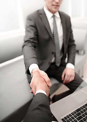 포토 JPG 해외이미지 손 남자 비즈니스 협력 악수 실내 협상 한명 앉기 상반신 성인 앞모습 아웃포커스 신체부위 비즈니스맨 성인남자한명만 해외포토 1 뷰포인트 모션 촬영기법 사람 손짓 내부 직장인 남자한명만 성인남자만 파일형식 이미지허브