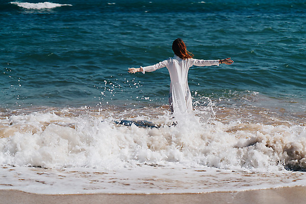 포토 JPG 해외이미지 주간 원피스 여자 여유 파도 여행 팔벌리기 휴식 한명 서기 상반신 성인 해변 야외 뒷모습 여름휴가 바캉스 혼자 성인여자한명만 혼행 혼여족 해외포토 자연요소 1 라이프스타일 옷 감정 바다 뷰포인트 컨셉 모션 휴가 사람 신조어 약어 여자한명만 성인여자만 파일형식 여름_계절 이미지허브