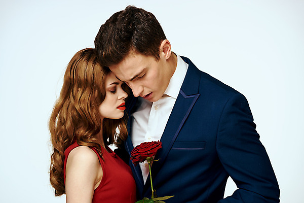 포토 JPG 해외이미지 백인 커플 여자 남자 포옹 미소 들기 상반신 성인 두명 장미 낭만 우아함 성인만 해외포토 서양인 꽃 컨셉 관계 안기 모션 표정 사람 파일형식 이미지허브