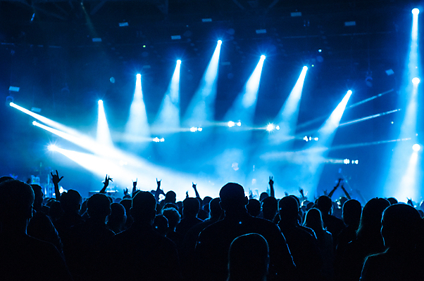 포토 JPG 해외이미지 실루엣 음악 여러명 뒷모습 파란색 빛 축제 콘서트 군중 스포트라이트 해외포토 뷰포인트 컬러 다수 문화예술 촬영기법 사람 공연 파일형식 이미지허브