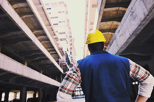 포토 JPG 해외이미지 남자 건축 허리손 건설업 한명 상반신 성인 뒷모습 건설현장 안전모 성인남자한명만 건설근로자 해외포토 직업 1 산업 뷰포인트 포즈 사람 헬멧 안전장비 남자한명만 성인남자만 파일형식 이미지허브