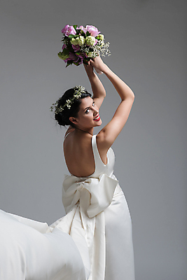 포토 JPG 해외이미지 모델 드레스 여자 행복 꽃다발 웨딩드레스 포즈 결혼 한명 들기 상반신 성인 옆모습 뒷모습 화려 우아함 성인여자한명만 해외포토 1 옷 꽃 감정 뷰포인트 컨셉 모션 사람 이벤트 여자한명만 성인여자만 파일형식 이미지허브