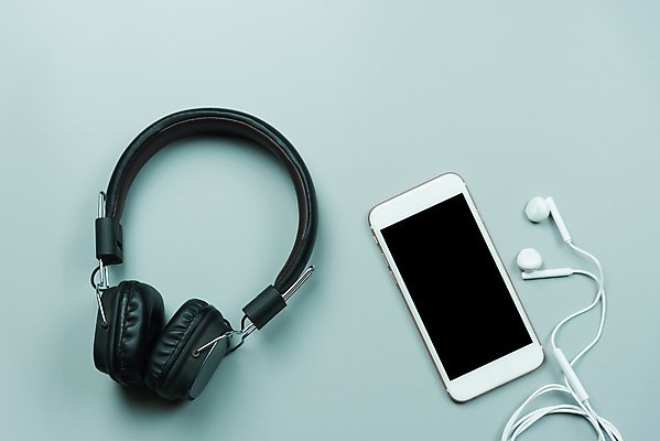 포토 JPG 해외이미지 디자인 교육 종이 안경 커피 이어폰 백그라운드 컨셉 비즈니스 탁자 모바일 선인장 직장 한명 목재 컵 초록색 파란색 노트북 스터디 사무실 연필 펜 우주 디지털 공책 공백 장비 흰색 키보드 업무 정상 무선전화기 책상 오브젝트 해외포토 나무 식물 1 식기 잡화 음료 컬러 음향기기 가구 회사 재료 문구용품 학용품 사람 전자제품 학습 필기구 작업 전화기 파일형식 이미지허브