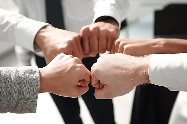 포토 JPG 해외이미지 손 비즈니스 협력 함께함 실내 아웃포커스 신체부위 주먹 동료 손맞댄 주먹인사 해외포토 포즈 컨셉 관계 모션 촬영기법 사람 내부 인사 파일형식 이미지허브