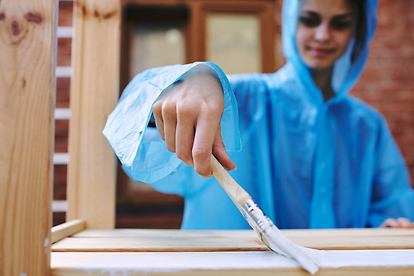 포토 JPG 해외이미지 여자 한명 들기 상반신 성인 목재 앞모습 페인트칠 소프트포커스 바르기 페인트붓 목공예 목재가구 셀프 성인여자한명만 셀프인테리어 해외포토 나무 1 뷰포인트 가구 재료 모션 페인팅 촬영기법 사람 인테리어 붓 공예 여자한명만 성인여자만 파일형식 이미지허브