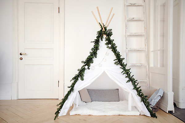 포토 JPG 해외이미지 계절 크리스마스 베개 휴가 주택 요정 텐트 사람없음 내부 장식 가로 방 낭만 추위 덮개 흰색 나뭇가지 소나무 휴게실 오두막 공상 마법 가문비나무 카피스페이스 안락 해외포토 나무 기념일 컬러 컨셉 침구 캠핑도구 건물 공백 뚜껑 파일형식 이미지허브