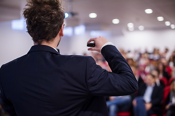 포토 JPG 해외이미지 남자 실내 한명 들기 상반신 성인 뒷모습 아웃포커스 비즈니스맨 강의 강당 세미나 성인남자한명만 해외포토 1 뷰포인트 비즈니스 모션 촬영기법 사람 내부 직장인 남자한명만 성인남자만 파일형식 이미지허브