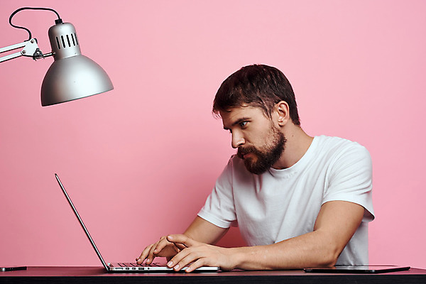 포토 JPG 해외이미지 백인 남자 분홍색 탁자 실내 한명 앉기 상반신 성인 옆모습 노트북 컴퓨터 스탠드 타이핑 비즈니스맨 책상 문서 성인남자한명만 해외포토 서양인 1 뷰포인트 컬러 가구 비즈니스 모션 조명 사람 내부 전자제품 직장인 남자한명만 성인남자만 파일형식 이미지허브