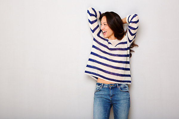 포토 JPG 해외이미지 모델 1 라이프스타일 손 응시 여자 행복 얼굴 벽 백그라운드 한명 웃음 사람 동양인 성인 옆모습 뷰티 머리 유행 우주 줄무늬 기쁨 회색 자유 표현 시원함 긍정 스타일 해외포토 시선 감정 뷰포인트 컬러 컨셉 무늬 표정 인종 생활 신체부위 파일형식 이미지허브