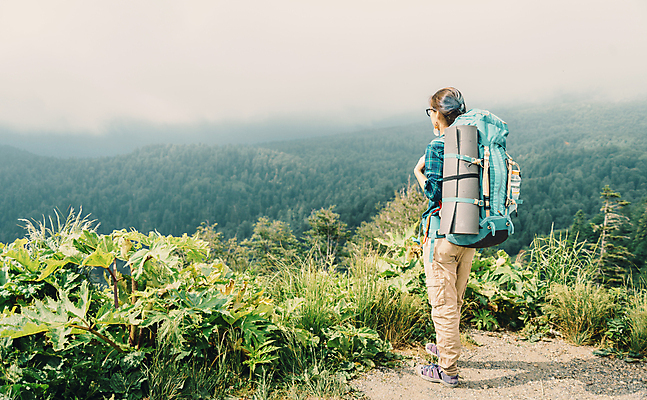 포토 JPG 해외이미지 주간 전신 여자 여유 여행 배낭 휴식 산 한명 서기 성인 야외 뒷모습 등산 하이킹 등산객 하이커 혼자 성인여자한명만 혼행 혼여족 해외포토 자연요소 1 라이프스타일 감정 뷰포인트 컨셉 가방 모션 레저 사람 트래킹 신조어 약어 여자한명만 성인여자만 파일형식 이미지허브