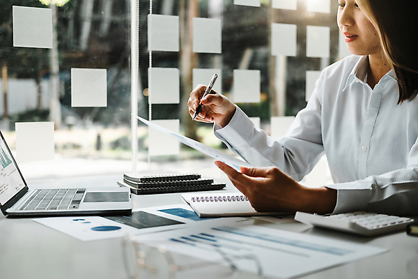 포토 JPG 해외이미지 여자 종이 비즈니스 실내 한명 미소 들기 상반신 성인 옆모습 노트북 업무 비즈니스우먼 소프트포커스 성인여자한명만 해외포토 1 뷰포인트 모션 촬영기법 표정 사람 내부 전자제품 작업 직장인 여자한명만 성인여자만 파일형식 이미지허브