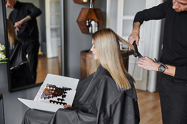 포토 JPG 해외이미지 백인 여자 남자 실내 앉기 상반신 성인 두명 옆모습 잡기 미용실 미용사 머리손질 고데기 성인만 해외포토 서양인 직업 뷰포인트 모션 사람 내부 뷰티 뷰티샵 헤어용품 파일형식 이미지허브