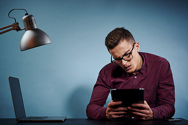 포토 JPG 해외이미지 서양인 남자 탁자 한명 들기 상반신 성인 앞모습 책 노트북 컴퓨터 사무실 스탠드 비즈니스맨 고민 서류판 성인남자한명만 안경낌 해외포토 외국인 1 감정 안경 뷰포인트 가구 비즈니스 모션 조명 사람 전자제품 사무용품 직장인 남자한명만 성인남자만 파일형식 이미지허브