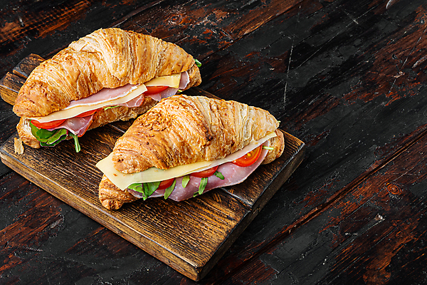포토 JPG 해외이미지 스튜디오촬영 음식 빵 사람없음 크루아상 나무도마 크루아상샌드위치 해외포토 도마 실내 샌드위치 목재 파일형식 이미지허브