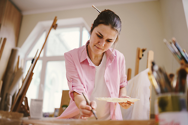 포토 JPG 해외이미지 직업 여자 교육 컨셉 학교 상상 청소년 아이디어 실내 창조 미술 한명 사람 취미 캐주얼 컬러풀 페인트 붓 업무 그리기 작업실 팔레트 집중 이젤 그림 예술가 캔버스 페인트붓 화가 격려 프로젝트 해외포토 1 옷 감정 컬러 모션 문화예술 내부 미술도구 작업 파일형식 이미지허브