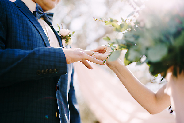 포토 JPG 해외이미지 주간 손 커플 남자 결혼 한명 상반신 성인 야외 옆모습 아웃포커스 신체부위 소프트포커스 결혼반지 신랑신부 성인남자한명만 해외포토 자연요소 1 신부_웨딩 뷰포인트 신랑 관계 촬영기법 사람 이벤트 반지 남자한명만 성인남자만 파일형식 이미지허브