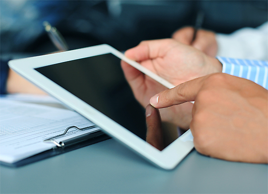 포토 JPG 해외이미지 손 비즈니스 실내 들기 아웃포커스 신체부위 태블릿 펜 터치 문서 서류판 세미나 해외포토 모션 촬영기법 사람 내부 전자제품 스마트기기 필기구 사무용품 파일형식 이미지허브