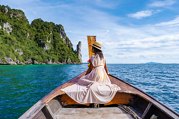 포토 JPG 해외이미지 주간 전신 원피스 여자 여유 바다 섬 여행 태국 하늘 휴식 한명 앉기 성인 야외 뒷모습 여름휴가 바캉스 승차 나무배 혼자 성인여자한명만 혼행 혼여족 해외포토 자연요소 1 라이프스타일 옷 감정 아시아 뷰포인트 컨셉 배_교통 모션 휴가 사람 신조어 약어 여자한명만 성인여자만 파일형식 여름_계절 이미지허브