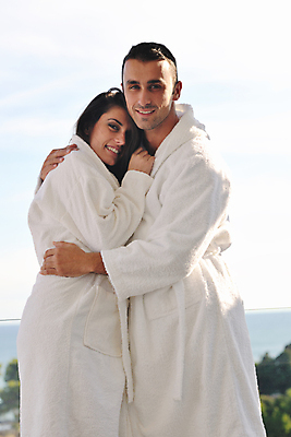 포토 JPG 해외이미지 주간 백인 부부 커플 여자 남자 행복 포옹 함께함 사랑 상반신 성인 야외 두명 옆모습 신혼여행 목욕가운 성인만 해외포토 자연요소 서양인 감정 뷰포인트 결혼 컨셉 관계 안기 사람 가운 파일형식 이미지허브