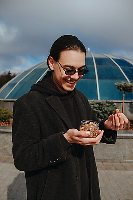 포토 JPG 해외이미지 1 손 응시 행복 감정 얼굴 음식 백그라운드 무늬 다이어트 과일 손가락 수염 아이디어 건강 한명 미소 성인 노란색 희망 기쁨 견과류 가리킴 표현 오픈 자신감 입 발표 사발 치아 먹기 흥분 긍정 땅콩 보여주기 포인트 히스패닉 해외포토 시선 컬러 컨셉 모션 표정 사람 손짓 신체부위 금융 소화기관 사기그릇 파일형식 이미지허브