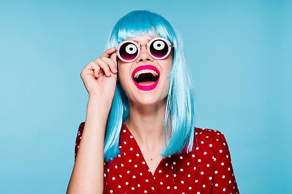 포토 JPG 해외이미지 여자 하늘색 한명 웃음 상반신 성인 앞모습 선글라스 기쁨 잡기 가발 성인여자한명만 힙스터 해외포토 1 패션 감정 안경 뷰포인트 모션 표정 사람 파란색 여자한명만 성인여자만 파일형식 이미지허브