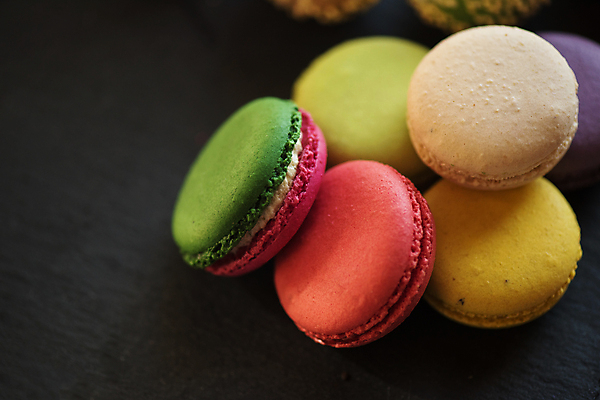 포토 JPG 해외이미지 검은배경 디저트 실내 사람없음 쌓기 달콤 마카롱 해외포토 음식 백그라운드 모션 내부 검은색 맛 파일형식 이미지허브