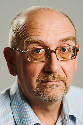 포토 JPG 해외이미지 백인 1 남자 안경 50대 수염 한명 사람 성인 세로 흰색 자신감 옛날 해외포토 서양인 잡화 감정 컬러 중년 파일형식 이미지허브