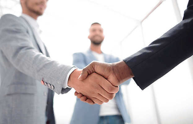 포토 JPG 해외이미지 손 남자 비즈니스 협력 악수 실내 협상 상반신 성인 두명 앞모습 옆모습 아웃포커스 신체부위 비즈니스맨 성인남자만 해외포토 뷰포인트 촬영기법 사람 손짓 내부 직장인 남자만 성인만 파일형식 이미지허브