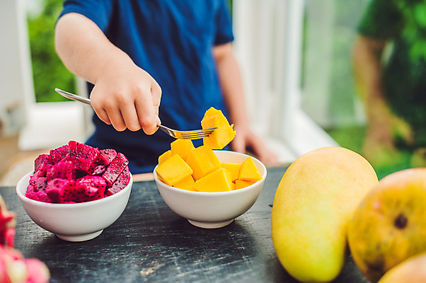 포토 JPG 해외이미지 백인 1 라이프스타일 디자인 행복 얼굴 어린이 음식 분홍색 백그라운드 과일 자연 휴가 귤 건강 한명 사람 동양인 소년 야외 파란색 노란색 봄 흰색 용 신선 잡기 달콤 먹기 유기농 날것 망고 이국적 해외포토 서양인 웰빙 계절 남자 감정 컬러 모션 인종 생활 신체부위 맛 열대과일 생태계 파일형식 이미지허브