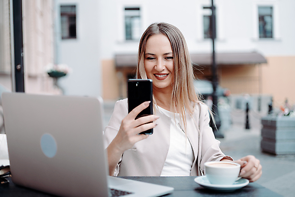 포토 JPG 해외이미지 모델 직업 라이프스타일 여자 커피 인터넷 비즈니스 탁자 휴식 설계 거리 한명 미소 사람 앉기 야외 컵 노트북 컴퓨터 유행 식당 공책 카페 도시 작업 자신감 화려 우아함 무선전화기 온라인 블로거 지능 프리랜서 스타일 접근 해외포토 1 식기 감정 음료 가구 컨셉 모션 문구용품 표정 생활 전자제품 상점 전화기 파일형식 이미지허브