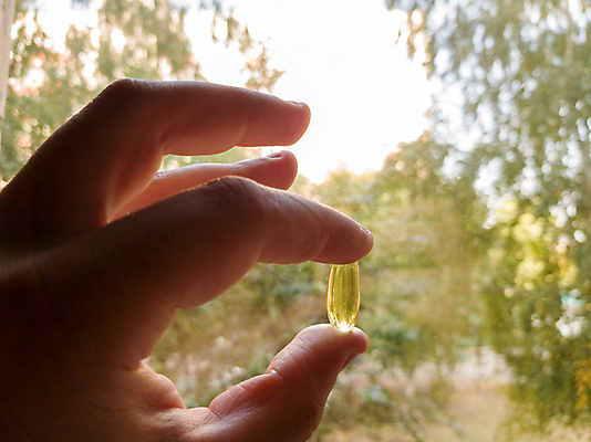 포토 JPG 해외이미지 손 음식 컨셉 다이어트 손가락 하늘 건강 사람 사람없음 야외 치료 태양 알약 약 노란색 건강관리 맑음 행성 잡기 황금 닫기 질병 상품 약국 간 보충 복용 오메가 해외포토 자연요소 컬러 의학 모션 날씨 관리 신체부위 우주 장기_의학 파일형식 이미지허브