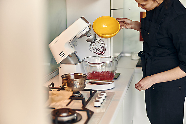 포토 JPG 해외이미지 그릇 여자 실내 한명 상반신 성인 옆모습 주방 붓기 가스레인지 소프트포커스 반죽 제빵 믹싱기계 제빵사 성인여자한명만 해외포토 직업 1 식기 뷰포인트 모션 촬영기법 사람 내부 제과제빵 가전제품 레인지 여자한명만 성인여자만 파일형식 이미지허브