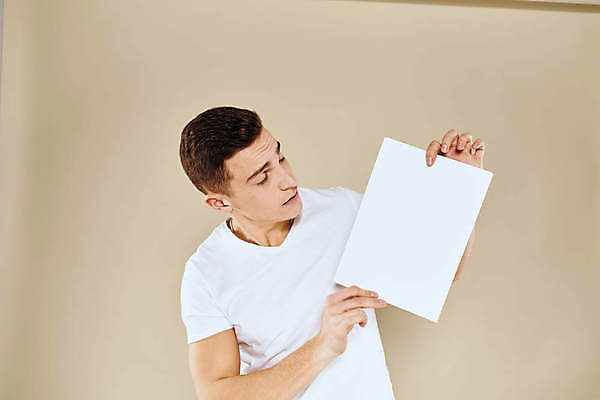 포토 JPG 해외이미지 서양인 응시 남자 종이 프레임 한명 들기 상반신 성인 앞모습 사각형 집중 보여주기 주목 성인남자한명만 해외포토 도형 외국인 1 시선 뷰포인트 컨셉 모션 사람 남자한명만 성인남자만 파일형식 이미지허브