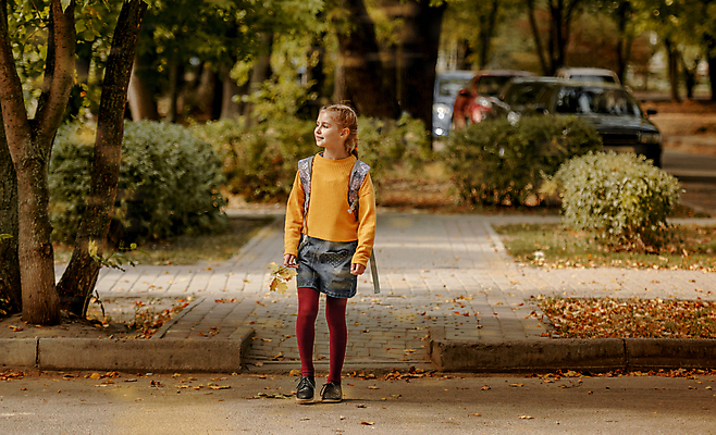 포토 JPG 해외이미지 주간 전신 서양인 응시 여자 어린이 나뭇잎 한명 들기 야외 앞모습 아웃포커스 보행로 등하교 소녀한명만 해외포토 자연요소 외국인 1 시선 길 뷰포인트 잎 모션 촬영기법 사람 여자한명만 소녀만 파일형식 이미지허브