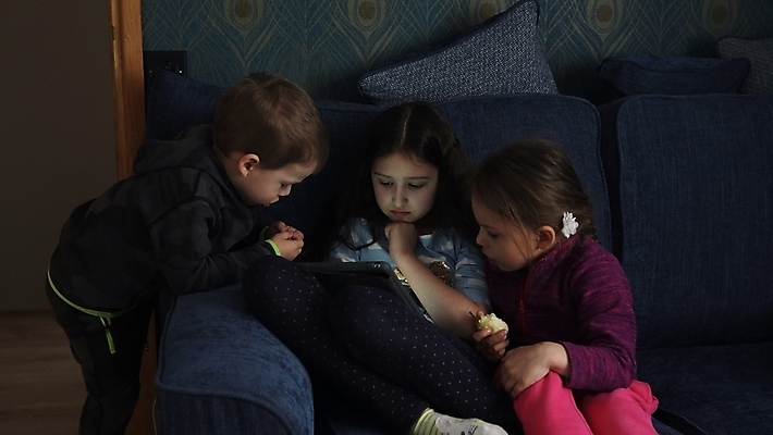 포토 JPG 해외이미지 백인 라이프스타일 손 얼굴 어린이 가족 주택 건강 사랑 사람 세명 방 아기 출산 울음 작음 동영상 돌봄 해외포토 서양인 감정 관계 모션 표정 건물 생활 신체부위 크기 파일형식 이미지허브