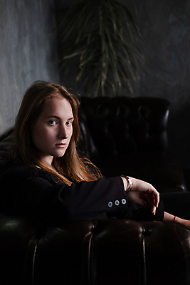 포토 JPG 해외이미지 응시 여자 실내 한명 앉기 상반신 성인 옆모습 우울감 성인여자한명만 해외포토 1 시선 감정 뷰포인트 모션 사람 내부 여자한명만 성인여자만 파일형식 이미지허브