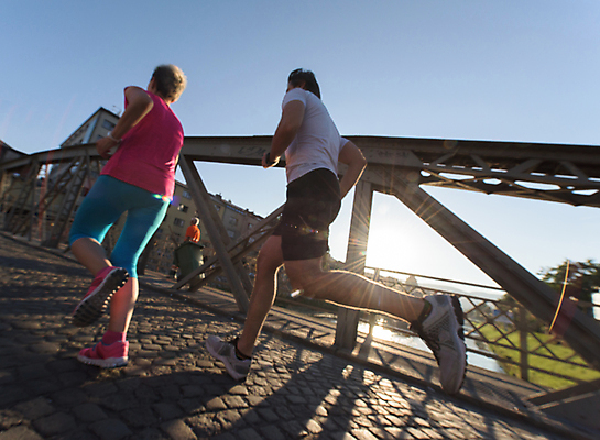 포토 JPG 해외이미지 전신 서양인 라이프스타일 커플 여자 남자 행복 아침 함께함 성인 야외 두명 뒷모습 달리기 조깅 마라톤 달리기선수 성인만 해외포토 주간 외국인 감정 뷰포인트 컨셉 관계 모션 사람 경기 생활 운동 육상스포츠 육상선수 파일형식 이미지허브