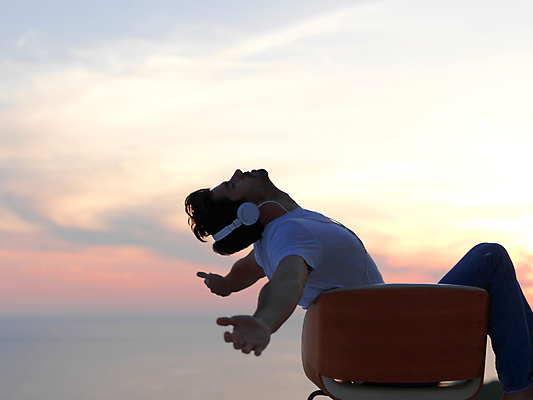 포토 JPG 해외이미지 전신 남자 의자 비즈니스 하늘 팔벌리기 휴식 한명 앉기 성인 야외 옆모습 노을 헤드셋 자유 옥상 성인남자한명만 해외포토 자연요소 1 뷰포인트 음향기기 가구 컨셉 모션 사람 헤드폰 남자한명만 성인남자만 파일형식 이미지허브