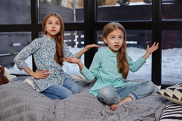 포토 JPG 해외이미지 전신 백인 여자 어린이 허리손 함께함 실내 앉기 두명 앞모습 옆모습 손들기 무릎꿇기 창가 자매 싸움 여동생 언니 소녀만 못마땅 해외포토 서양인 감정 뷰포인트 포즈 컨셉 창문 가족 모션 사람 내부 동생 여자만 어린이만 파일형식 이미지허브