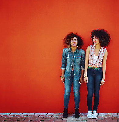포토 JPG 해외이미지 주간 전신 여자 함께함 서기 웃음 성인 야외 두명 앞모습 친구 우정 즐거움 성인여자만 해외포토 자연요소 감정 뷰포인트 컨셉 관계 모션 표정 사람 여자만 성인만 파일형식 이미지허브
