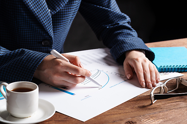 포토 JPG 해외이미지 손 여자 종이 커피 비즈니스 검은배경 그래프 실내 한명 들기 상반신 성인 옆모습 펜 기록 비즈니스우먼 문서 나무탁자 성인여자한명만 해외포토 1 음료 뷰포인트 백그라운드 모션 탁자 사람 내부 신체부위 필기구 검은색 직장인 여자한명만 성인여자만 파일형식 이미지허브