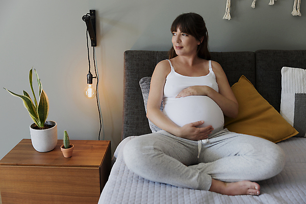 포토 JPG 해외이미지 여자 행복 컨셉 엄마 휴식 주택 실내 건강 한명 미소 사람 앉기 부모 임산부 임신 침실 침대 아기 기다림 거짓말 돌봄 해외포토 1 감정 가구 가족 모션 표정 내부 건물 파일형식 이미지허브