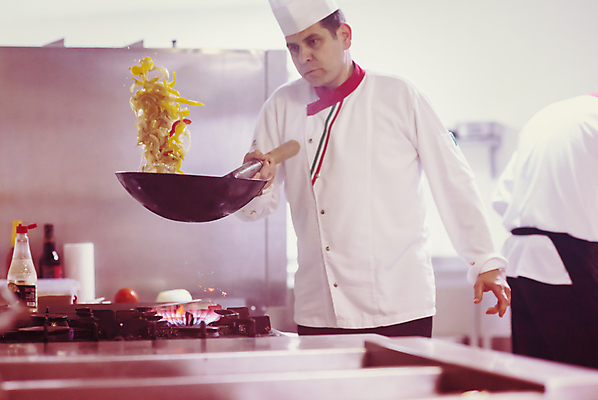 포토 JPG 해외이미지 남자 음식 실내 요리 상반신 성인 두명 앞모습 뒷모습 주방 요리사 굽기 성인남자만 웍 해외포토 직업 뷰포인트 주방용품 사람 내부 구이 남자만 성인만 파일형식 이미지허브