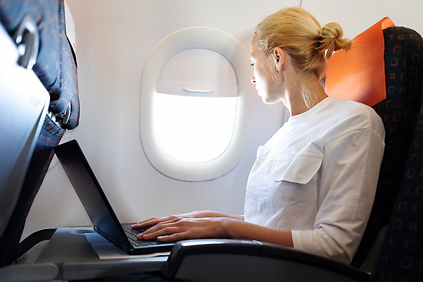 포토 JPG 해외이미지 여자 창문 실내 한명 상반신 성인 옆모습 노트북 타이핑 승차 비행기내부 성인여자한명만 해외포토 1 뷰포인트 모션 비행기 사람 내부 전자제품 여자한명만 성인여자만 파일형식 이미지허브