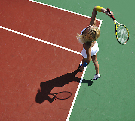 포토 JPG 해외이미지 주간 전신 여자 그림자 한명 들기 성인 야외 뒷모습 하이앵글 올려보기 테니스 테니스라켓 테니스장 테니스선수 치기 성인여자한명만 해외포토 자연요소 1 뷰포인트 스포츠시설 모션 운동선수 사람 구기 라켓 여자한명만 성인여자만 파일형식 이미지허브