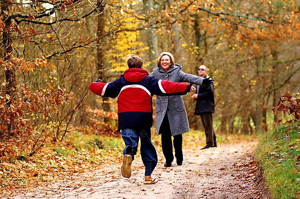 포토 JPG 해외이미지 전신 공원 여자 남자 행복 길 아들 어린이 가족 팔벌리기 함께함 소년 성인 야외 앞모습 뒷모습 세명 달리기 걷기 숲 해외포토 공공시설 감정 뷰포인트 컨셉 관계 모션 사람 파일형식 이미지허브