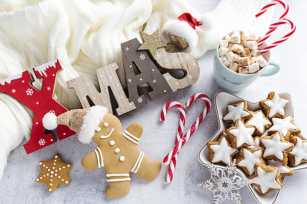 포토 JPG 해외이미지 영어 크리스마스 산타모자 크리스마스용품 실내 사람없음 쿠키 니트 흰배경 코코아 지팡이사탕 진저맨 진저쿠키 해외포토 문자 모자_잡화 기념일 음료 백그라운드 상의 디저트 사탕 내부 흰색 용품 파일형식 이미지허브